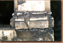 Base del pilastro del chiostro, degrado